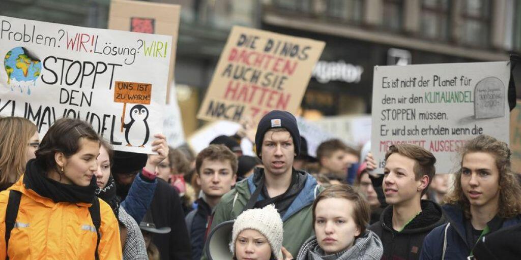 Die Schwedische Klimaktivistin Greta Thunberg nimmt am Klimastreik in Hamburg teil.