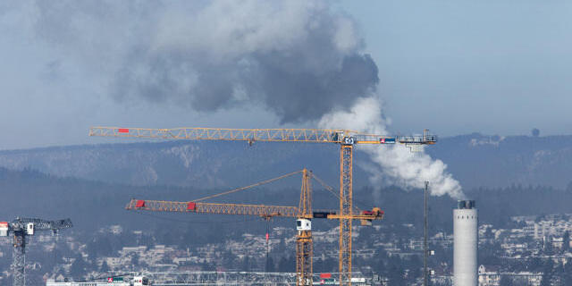 Rauch steigt aus Kamin über Zürich (Symbolbild)