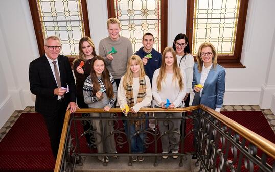 Übergabe der Friedenstauben im Rahmen der Sensibilisierungsaktion «Prove it Matters»