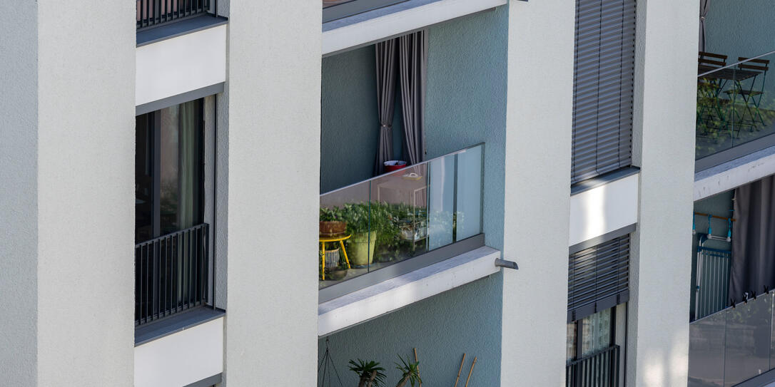 HAUS, WOHNHAUS, WOHNEN, EINFAMILIENHAUS, IMMOBILIE, IMMOBILIEN, SYMBOLBILD,  FENSTER, BALKON, CAPTIONLEFT