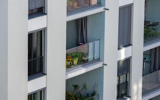 HAUS, WOHNHAUS, WOHNEN, EINFAMILIENHAUS, IMMOBILIE, IMMOBILIEN, SYMBOLBILD,  FENSTER, BALKON, CAPTIONLEFT