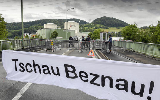 Das AKW Beznau ist bald 48 Jahre alt und hätte deswegen bei einem Ja zur Atomausstiegsinitiative noch in diesem Jahr vom Netz genommen werden müssen. Nun darf es weiter betrieben werden, solange das ENSI es als sicher einstuft. (Archiv)