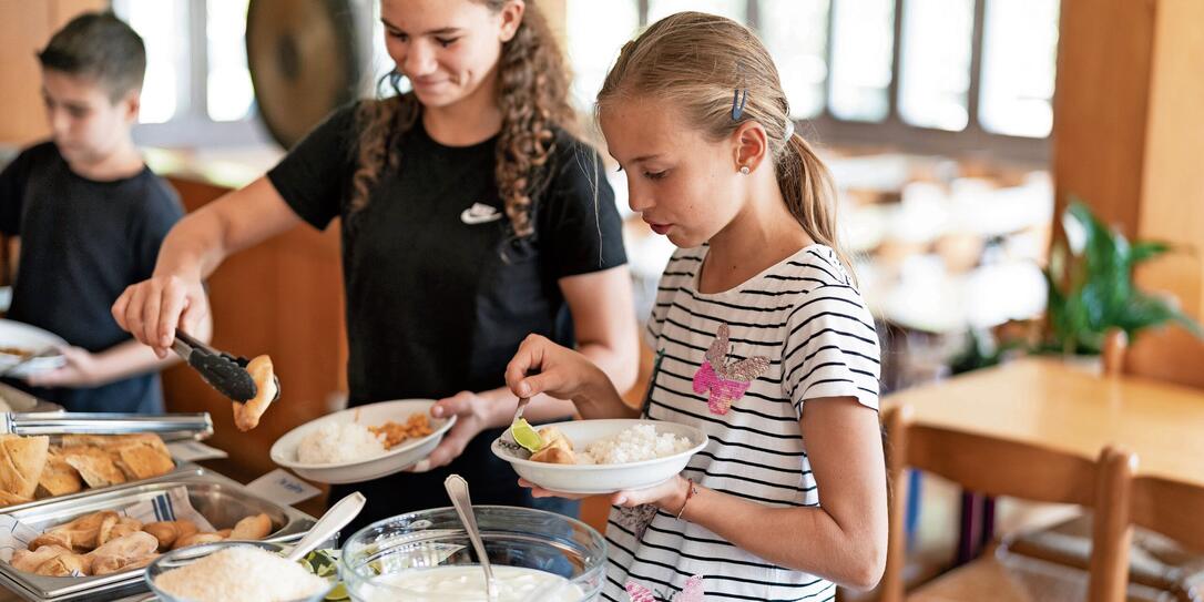 RUDOLF STEINER SCHULE, RUDOLF STEINER SCHULE ST. GALLEN, PRIVATSCHULE, ANTROSOPHIE, WALDORFPAEDAGOGIK, WALDORFSCHULE, MENSA, MITTAGESSEN, MITTAGSTISCH, BUFFET, ESSEN SCHOEPFEN,