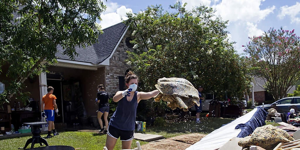 Helfer räumen ein Haus in Baton Rouge aus, das bei den Überschwemmungen beschädigt wurde. US-Präsident Obama wird am Dienstag in den Flutgebieten erwartet.