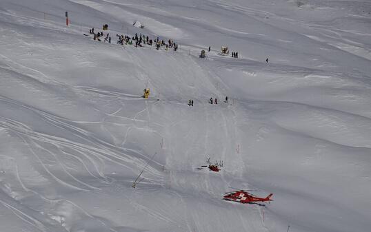 Der Mann bemerkte das Mädchen hinter einer Kuppe auf der Piste in Richtung Talstation zu spät und prallte mit ihr zusammen. Die Rega brachte beide ins Spital