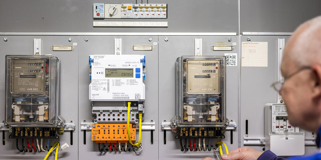 SMARTMETER, SMART, METER, STROMZAEHLER, ELEKTRIZITAET, EWZ, STOM, ZAEHLER, INTELLIGENTE , ZAEHLER, DIGITALE, DIGITALISIERUNG, ELEKTRIKER, ARBEITER, HANDWERKER, ELEKTROTABLEAU, TABLEAU