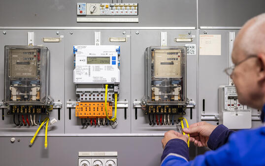 SMARTMETER, SMART, METER, STROMZAEHLER, ELEKTRIZITAET, EWZ, STOM, ZAEHLER, INTELLIGENTE , ZAEHLER, DIGITALE, DIGITALISIERUNG, ELEKTRIKER, ARBEITER, HANDWERKER, ELEKTROTABLEAU, TABLEAU