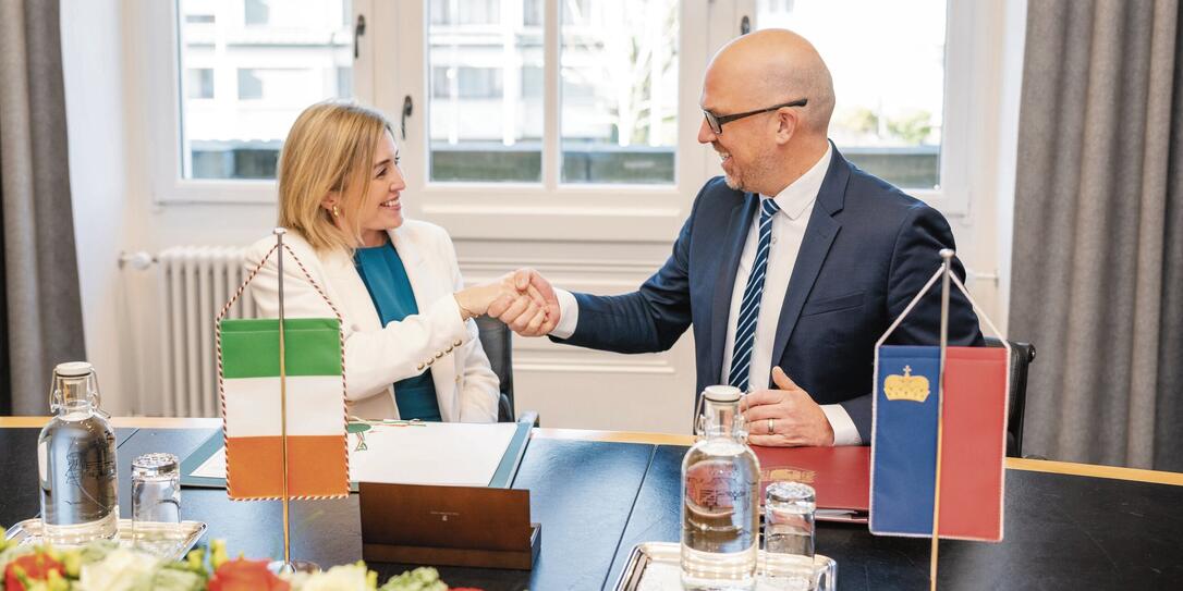 Liechtenstein unterzeichnete 2024 ein DBA mit Irland. Hier freuen sich die Botschafterin von Irland, Aoife McGarry (l.) und Regierungschef Daniel Risch über die Unterzeichnung.