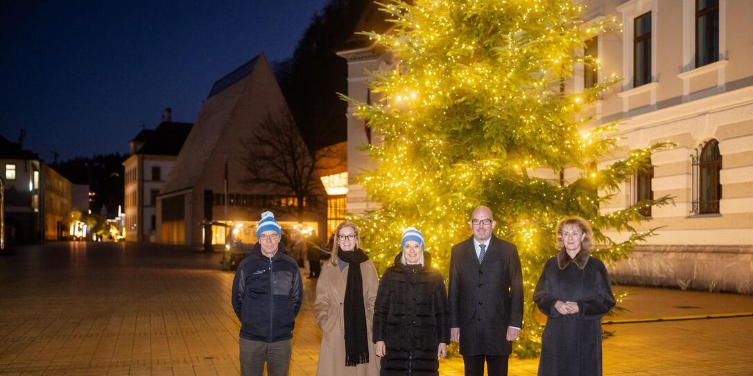 Übergabe Weihnachtsbaum der Gemeinde Triesen