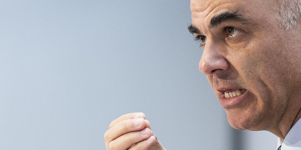 Gesundheitsminister Alain Berset zeigt sich erfreut über den moderaten Anstieg um 0,2 Prozent bei den Krankenkassenprämien. Allerdings dürften die Anstrengungen zur Reduktion der Gesundheitskosten nicht nachlassen.