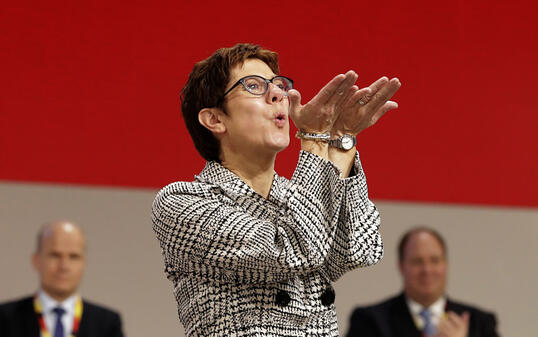 Annegret Kramp-Karrenbauer, die neue starke Frau in der CDU, verteilt Kusshände nach ihrer Wahl zur Nachfolgerin von Angela Merkel als Parteivorsitzende.