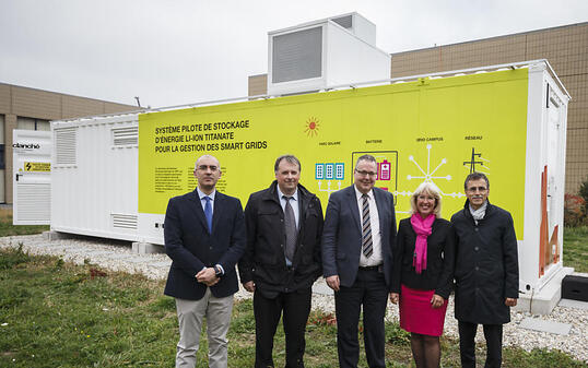 Die Projektverantwortlichen und die Waadtländer Staatsrätin Jacqueline de Quattro (FDP) vor der neuartigen Batterie an der ETH Lausanne (EPFL).