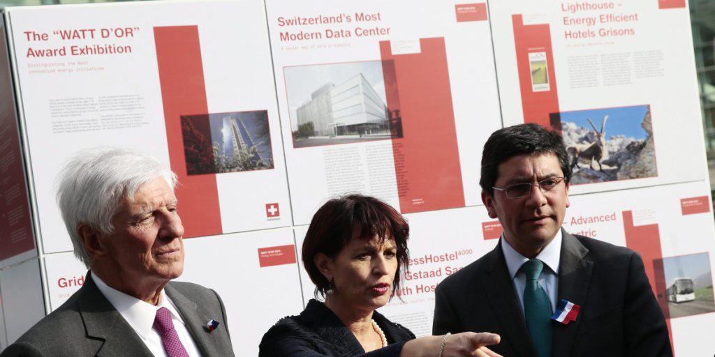 Bundesrätin Doris Leuthard spricht mit dem chilenischen Umweltminister Pablo Badenier (r.) und dem Stadtpräsidenten von Vitacura Raúl Torrealba (l.) in Santiago de Chile.