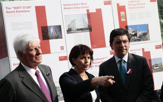 Bundesrätin Doris Leuthard spricht mit dem chilenischen Umweltminister Pablo Badenier (r.) und dem Stadtpräsidenten von Vitacura Raúl Torrealba (l.) in Santiago de Chile.