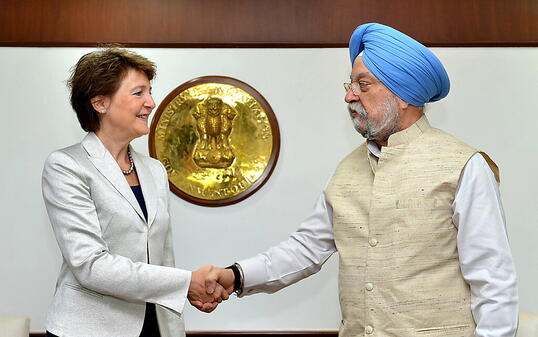 Bundesrätin Sommaruga und der indische Minister für Zivilaviatik, Hardeep Singh Puri, am Montag in Delhi.