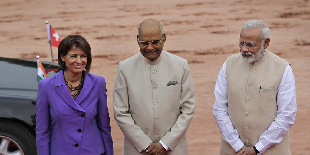 Bundespräsidentin Doris Leuthard wird in Neu Delhi empfangen von Indiens Präsident Ram Nath Kovind (m) und Regierungschef Narendra Modi (r).