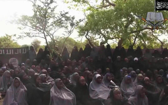 Die verschleppten Mädchen auf einem Bild der Terrorgruppe Boko Haram. 21 der Mädchen kamen nun durch Verhandlungen frei. (Archiv)