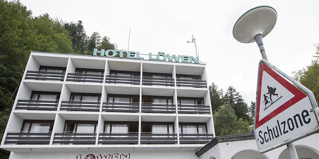 Das Hotel Löwen in Seelisberg wird vorderhand keine Asylunterkunft. Dies hat der Urner Regierungsrat am Dienstag nach heftigen Protesten der lokalen Bevölkerung beschlossen. (Archivbild)