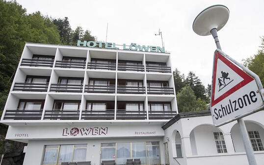 Das Hotel Löwen in Seelisberg wird vorderhand keine Asylunterkunft. Dies hat der Urner Regierungsrat am Dienstag nach heftigen Protesten der lokalen Bevölkerung beschlossen. (Archivbild)