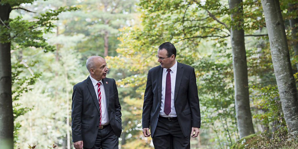 Spazierungang im Wald 30 Jahre nach der Feuersbrunst:  Bundesrat Ueli Maurer und der Liechtensteiner stellvertretende Regierungschef Thomas Zwiefelhofer.