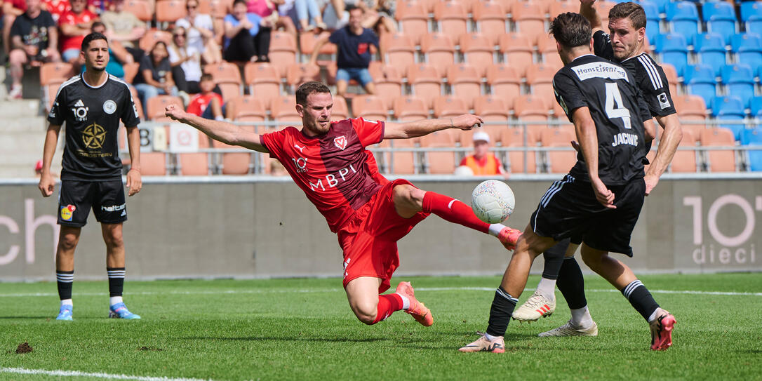 Denis Simani trifft zum erlösenden 3:2 in der Nachspielzeit.