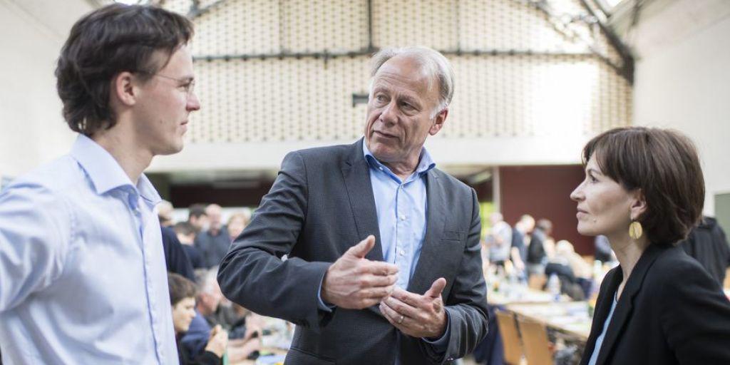 Bastien Girod (links) im Gespräch mit dem deutschen Politiker Jürgen Tritten (Mitte) und Präsidentin Regula Rytz (rechts) an der Delegiertenversammlung der Grünen in Frauenfeld TG.