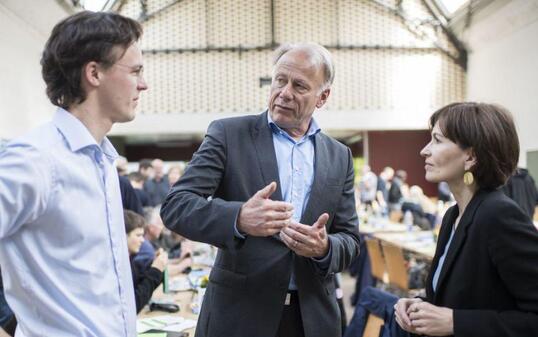 Bastien Girod (links) im Gespräch mit dem deutschen Politiker Jürgen Tritten (Mitte) und Präsidentin Regula Rytz (rechts) an der Delegiertenversammlung der Grünen in Frauenfeld TG.