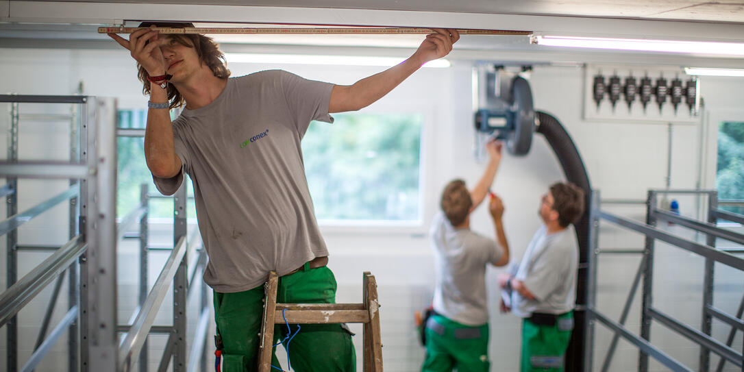 NEUBAU, NEUBAUTEN, BAUSTELLE, BAUEN, BAUARBEITEN, HANDWERKER, STROMER, ELEKTRIKER, ELEKTRIK, INSTALLATION, INSTALLATIONEN, INSTALLIEREN, INNENAUSBAU, LEHRE, AUSBILDUNG, AUSBILDUNGEN, LEHRLING,  LERNENDER,  LEHRSTELLE,