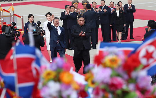 Machthaber Kim Jong Un und seine Frau begrüssen Moon Jae In und seine Gattin am Flughafen von Pjönjang. (Foto: PYONGYANG PRESS CORPS / POOL)