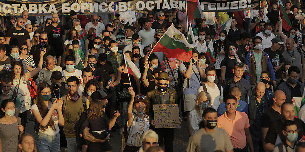 In Bulgarien sind am Donnerstagabend erneut tausende Demonstranten auf die Strasse gegangen. Sie fordern den Rücktritt der Regierung.