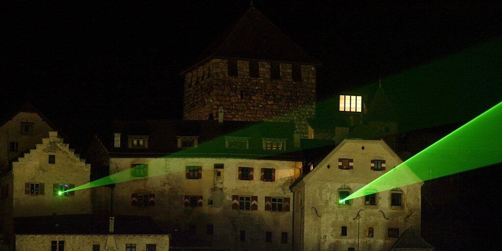 Schon im Hitzesommer 2003 war auf ein Feuerwerk verzichtet worden. Besucherinnen und Besucher konnten am Liechtensteiner Staatsfeiertag eine Lasershow verfolgen (Archivbild).