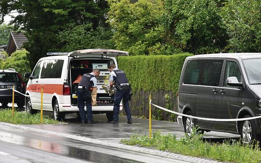 20180612 Polizei in Schanwald - Vorarlbergerstrasse 51 - 49, Vermutlich eine tote Person - Zelt wurde gerade Abgebaut.