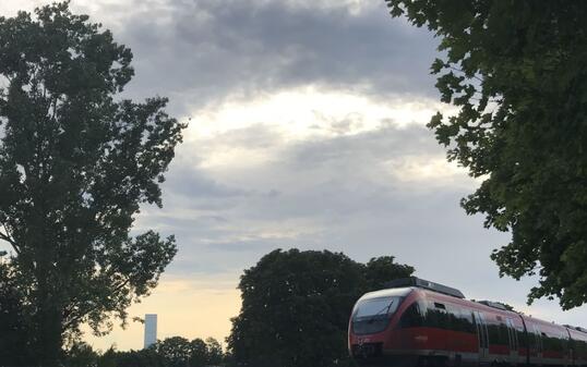 Die Bahnstrecke zwischen dem Badischen Bahnhof in Basel und Erzingen (D) unweit von Schaffhausen hat bis heute keine elektrischen Fahrleitungen. Die Deutsche Bahn betreibt sie daher noch mit Dieselzügen - im Bild auf Basler Boden vor dem Roche-Turm, als Unikum im Schweizer Netz.