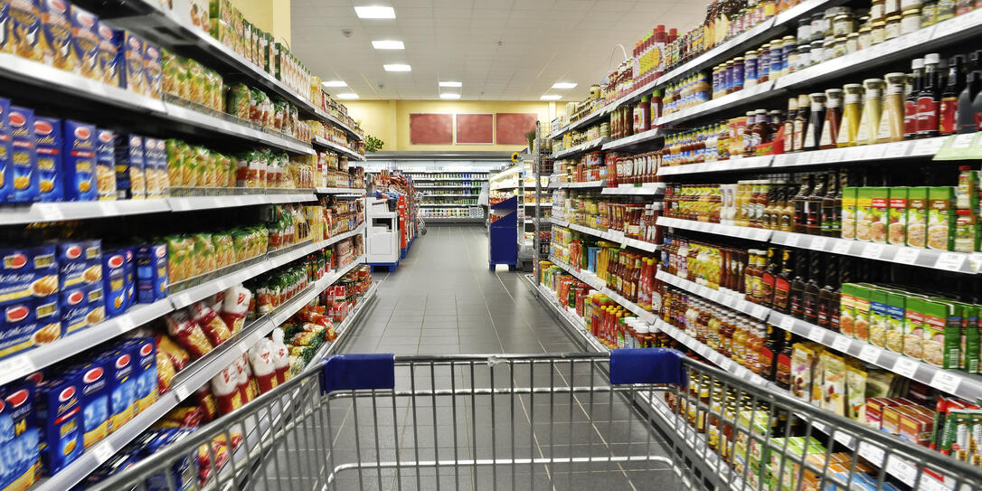 Einkaufswagen im Supermarkt