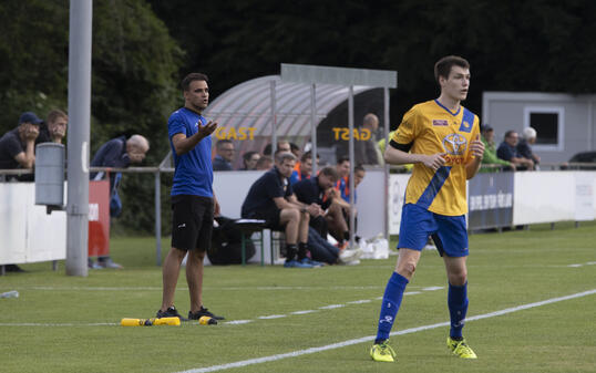 Balzers Trainer Martin Brenner beim Liechtensteiner Derby (l.).