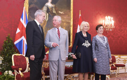 Der britische Thronfolger Prinz Charles (2.v.l.) und seine Ehefrau Herzogin Camilla (3.v.l.) werden bei ihrem Besuch in Österreich von Bundespräsident Alexander Van der Bellen (l.) und seiner Ehefrau Doris Schmidauer (r.) in der Präsidentschaftskanzlei in Wien empfangen.