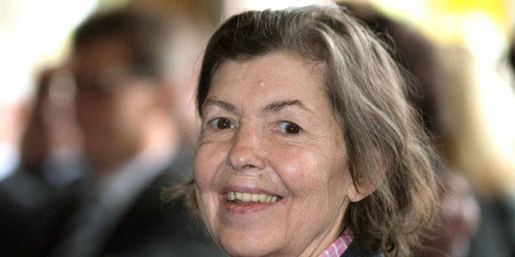 Bildhauerin Isa Genzken freut sich über den Kaiserring.