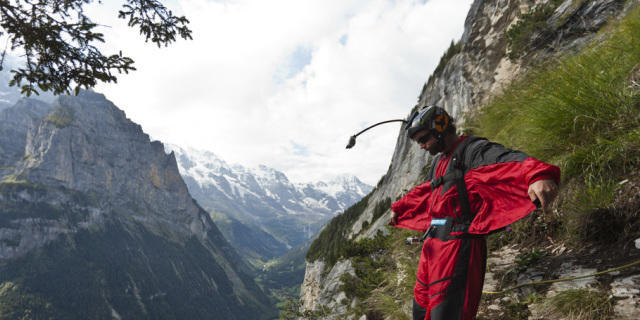 Basejumper im Lauterbrunnental vor dem Absprung (Archiv)