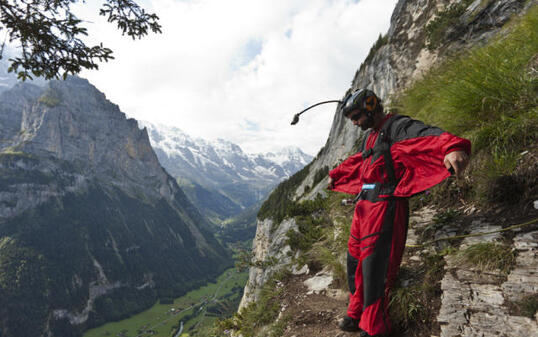 Basejumper im Lauterbrunnental vor dem Absprung (Archiv)