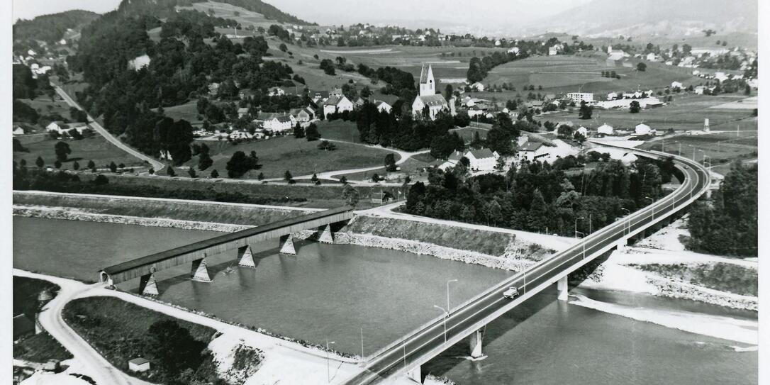 Alte und neue Rheinbrücke Bendern-Haag um 1965