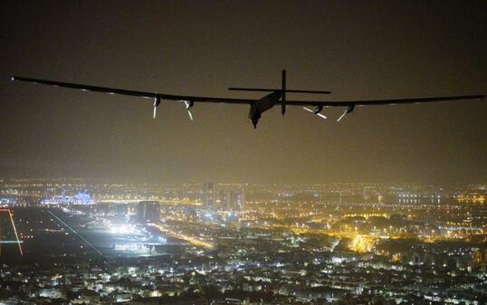 Auf dem Bild ist die Solar Impulse 2 während ihrer Weltumrundung zu sehen. Am Dienstag ist der Solarflieger in Kisten zerlegt in Dübendorf eingetroffen. (Archivbild)