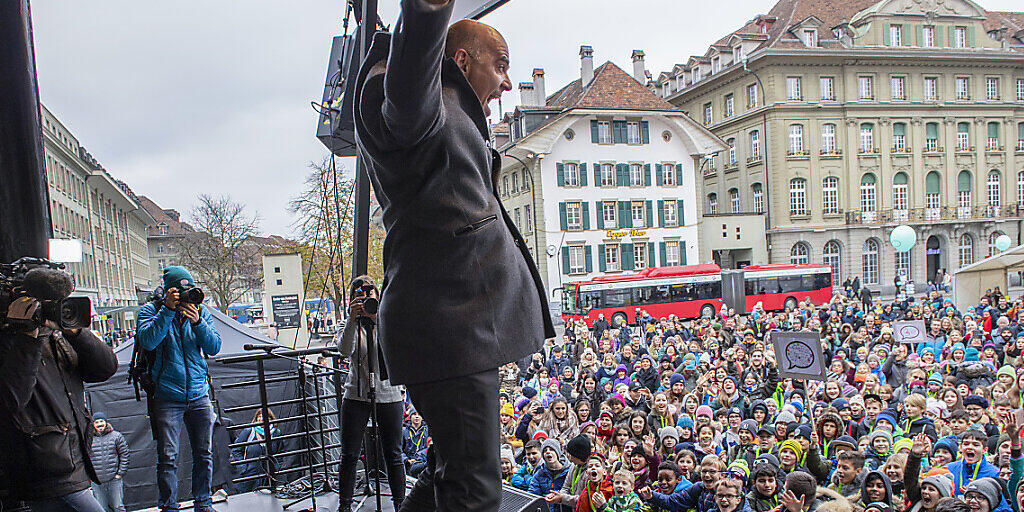 Bundesrat Alain Berset springt in die Luft am Tag der Kinderrechte am Mittwoch auf dem Bundesplatz in Bern. Vor 30 Jahren verabschiedete die Uno die Konvention über die Rechte des Kindes. Die Schweiz hat die Kinderrechtskonvention 1997 ratifiziert.