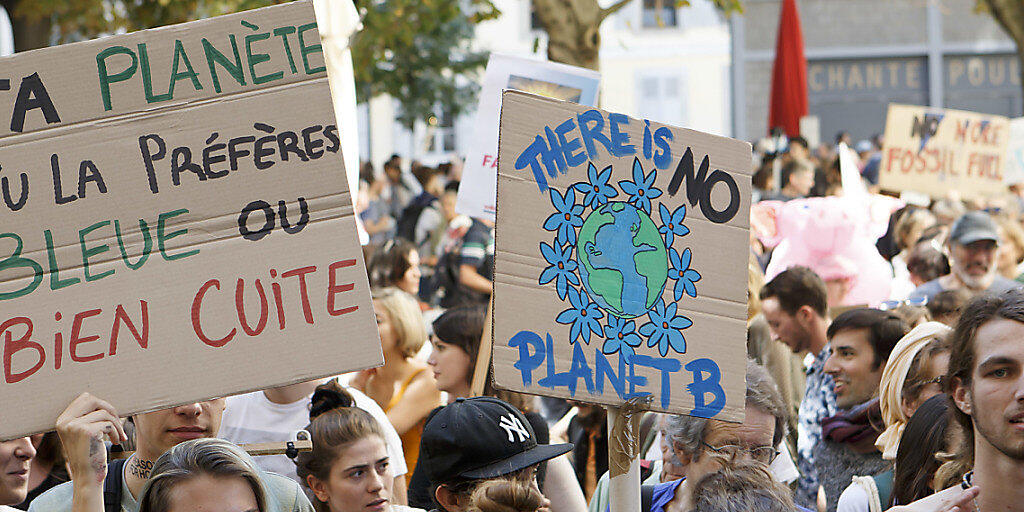 Bei 24 Grad im Oktober für Massnahmen gegen die Klimaerwärmung: Tausende demonstrieren am Samstag in Genf.