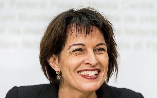 Energieministerin Doris Leuthard nahm am Sonntag gut gelaunt Stellung zum Abstimmungsresultat: Die Stimmberechtigten wollten keine "übereilte Abschaltung" der Atomkraftwerke, so die Bundesrätin.