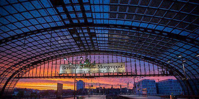 Sonnenaufgang am Dienstag im leeren Berliner Hauptbahnhof