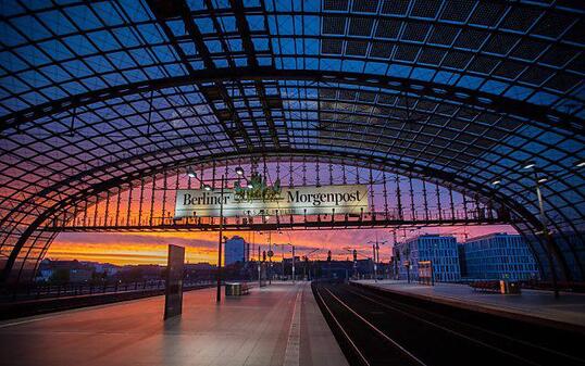 Sonnenaufgang am Dienstag im leeren Berliner Hauptbahnhof