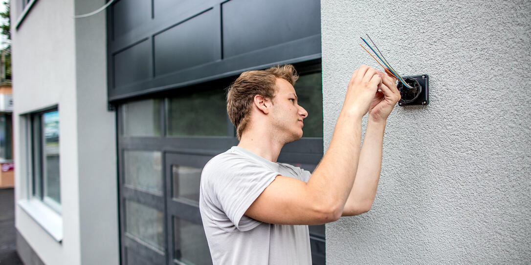 NEUBAU, NEUBAUTEN, BAUSTELLE, BAUEN, BAUARBEITEN, HANDWERKER, STROMER, ELEKTRIKER, ELEKTRIK, INSTALLATION, INSTALLATIONEN, INSTALLIEREN, INNENAUSBAU, LEHRE, AUSBILDUNG, AUSBILDUNGEN, LEHRLING,  LERNENDER,  LEHRSTELLE,