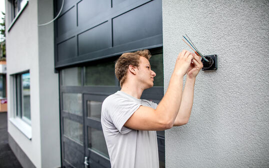 NEUBAU, NEUBAUTEN, BAUSTELLE, BAUEN, BAUARBEITEN, HANDWERKER, STROMER, ELEKTRIKER, ELEKTRIK, INSTALLATION, INSTALLATIONEN, INSTALLIEREN, INNENAUSBAU, LEHRE, AUSBILDUNG, AUSBILDUNGEN, LEHRLING,  LERNENDER,  LEHRSTELLE,