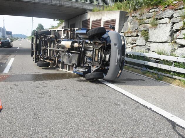 Pneuplatzer auf Autobahn - Vaterland online