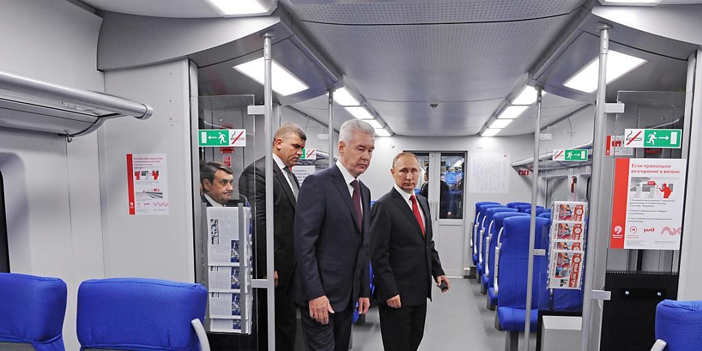 Russlands Präsident Wladimir Putin begutachtet die neue Bahn in Moskau.